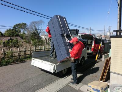 店長も頑張って冷蔵庫を上げてます(^J^)